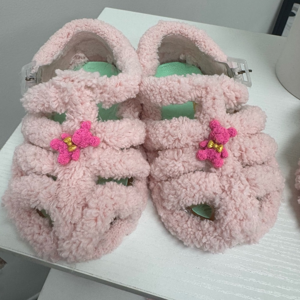 Pink Yarn slides with Bow Accents